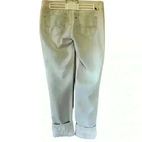 Almost Famous White Jeans with Eyelet Roll-up Hem, size 9 - Picture 6 of 7